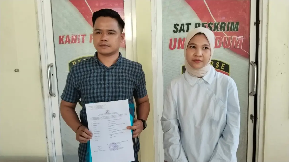 Rodi Fatoni, kuasa hukum dari Baiq Restu mendatangi Mapolres Lombok Tengah untuk menjalani pemeriksaan perdana, Selasa (14/4). (Dewi/Lombok Post) 
