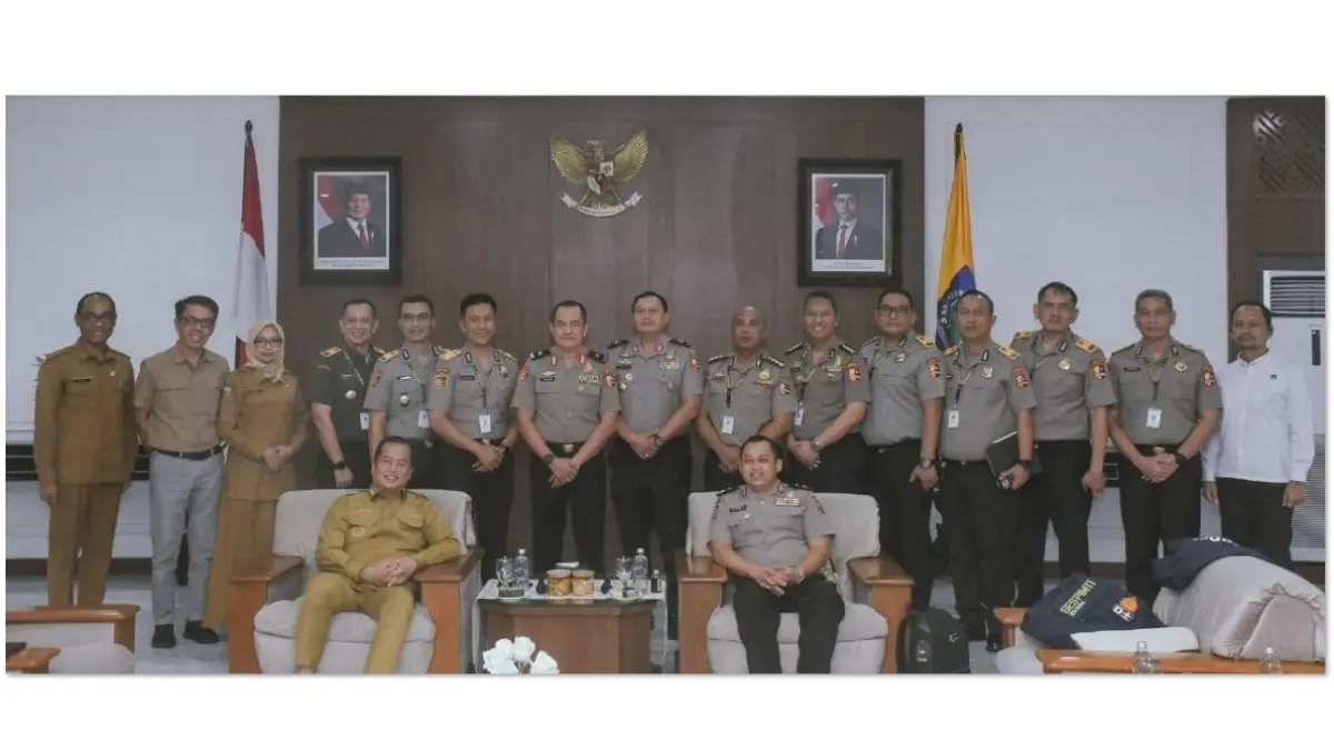 SILATURAHMI: Gubernur NTB Lalu Muhamad Iqbal bersama tim PKDN Serdik Sespimti Polri saat audiensi di ruang kerja gubernur, kantor Gubernur NTB, Senin (13/4). (Kominfotikntb/Lombok Post)