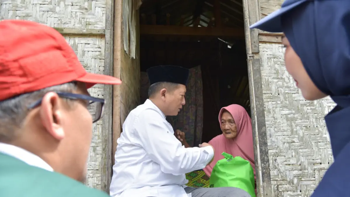 TEMUI LANGSUNG: Gubernur NTB Lalu Muhammad Iqbal berbincang dengan salah satu warga, dalam kunjungannya ke Kelurahan Telaga Bertong, Kecamatan Taliwang, Sumbawa Barat, pada Maret lalu. (DISKOMINFOTIK NTB FOR LOMBOK POST)