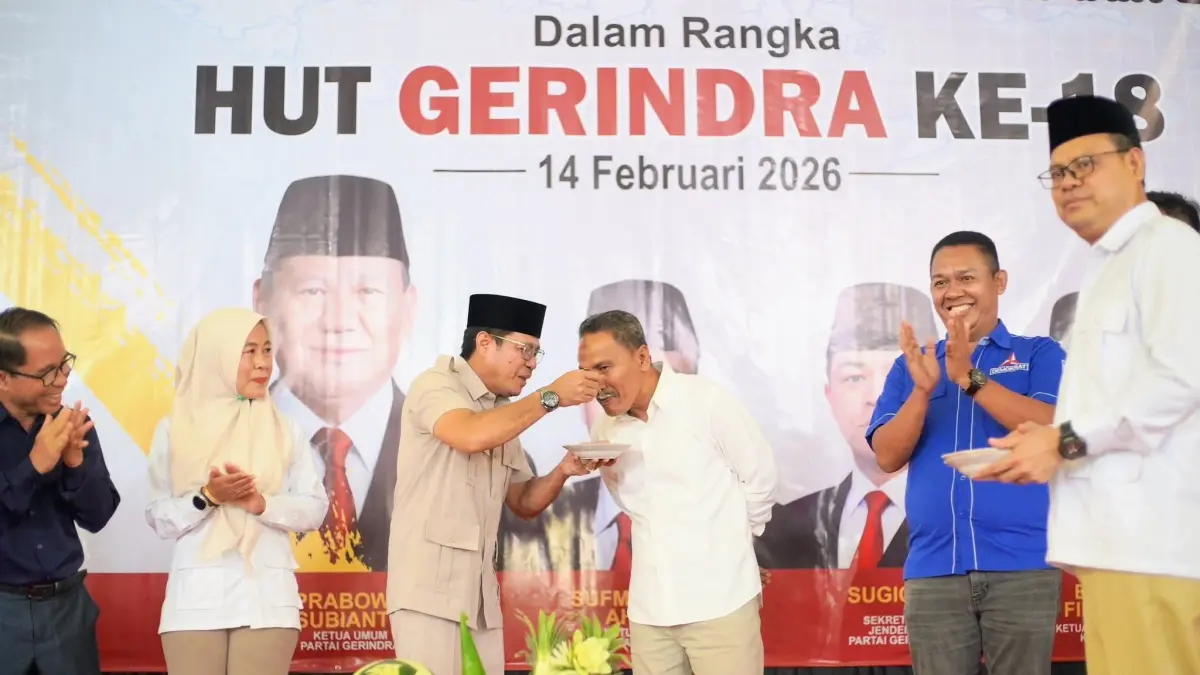 TETAP KOMPAK: Bupati Dompu Bambang Firdaus menyuapi nasi tumpeng kepada Wabup Syirajuddin saat acara HUT Gerindra, belum lama ini. (Istimewa/Lombok Post)