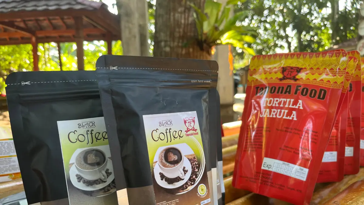 WAJIB HALAL: Beberapa produk lokal UMKM NTB. Pemerintah akan memberlakukan program Wajib Halal untuk produk beredar di pasar mulai Oktober mendatang. (FERIAL/LOMBOK POST)