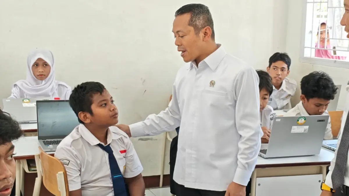 Wamen Dikdasmen Fajar Riza Ul Haq menyapa siswa SRMP 18 Lobar saat berkunjung, Senin (13/4). Wamen Fajar, Sekolah Rakyat solusi anak putus sekolah dan kemiskinan.

