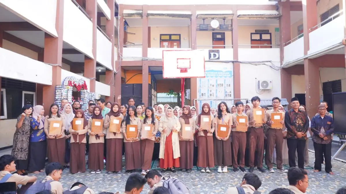 APRESIASI SISWA: Kepala SMAN 9 Mataram Nengah Istiqomah (tengah) bersama jajaran guru berfoto dengan siswa kelas XII yang lolos SNBP, Sabtu (11/4). Sebanyak 11 siswa berhasil lolos, satu di antaranya diterima di Universitas Indonesia, bertepatan dengan hari terakhir pelaksanaan Ujian Sekolah. (IST/Lombok Post)