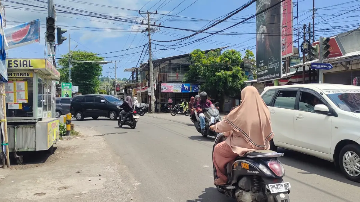 ARAH PELABUHAN: Suasana lalu lintas di Perempatan Pemenang. Dishub akan kaji urgensi pemasangan traffict light di tempat ini. (HABIBUL ADNAN/LOMBOK POST)