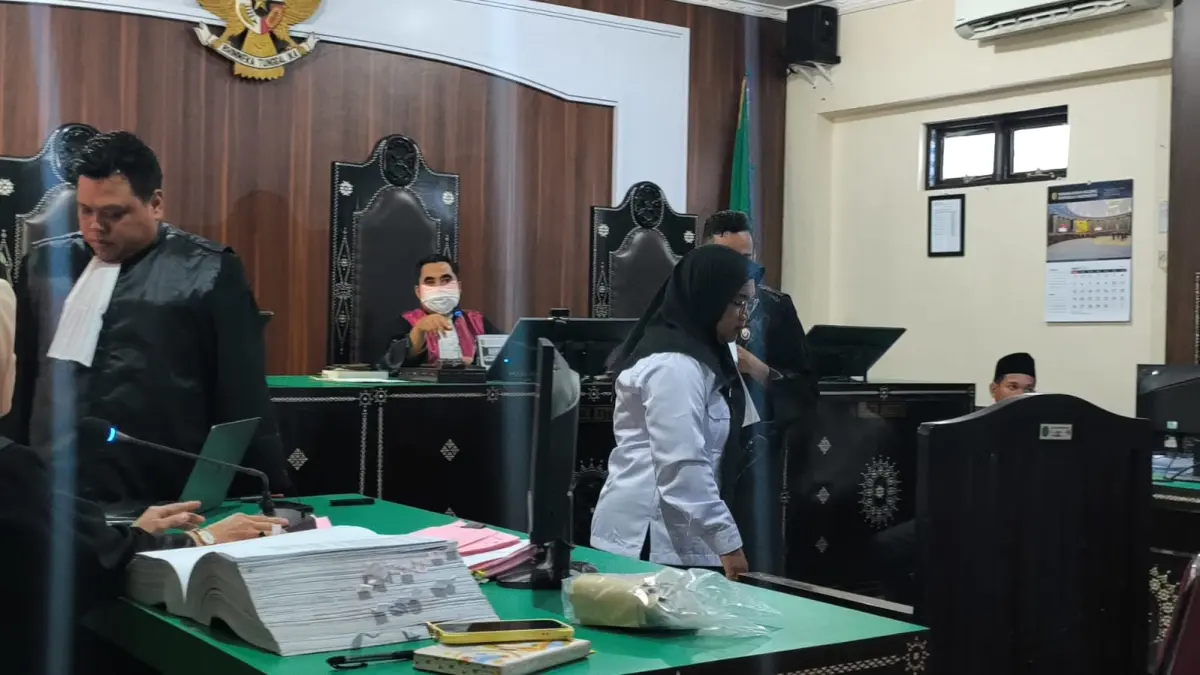 BERIKAN KETERANGAN: dr Baiq Julinda Fatma berjalan usai memberikan keterangan di hadapan majelis hakim PN Mataram dalan kasus pembunuhan mahasiswi Unram, Selasa (14/4). (HARLI/LOMBOK POST)