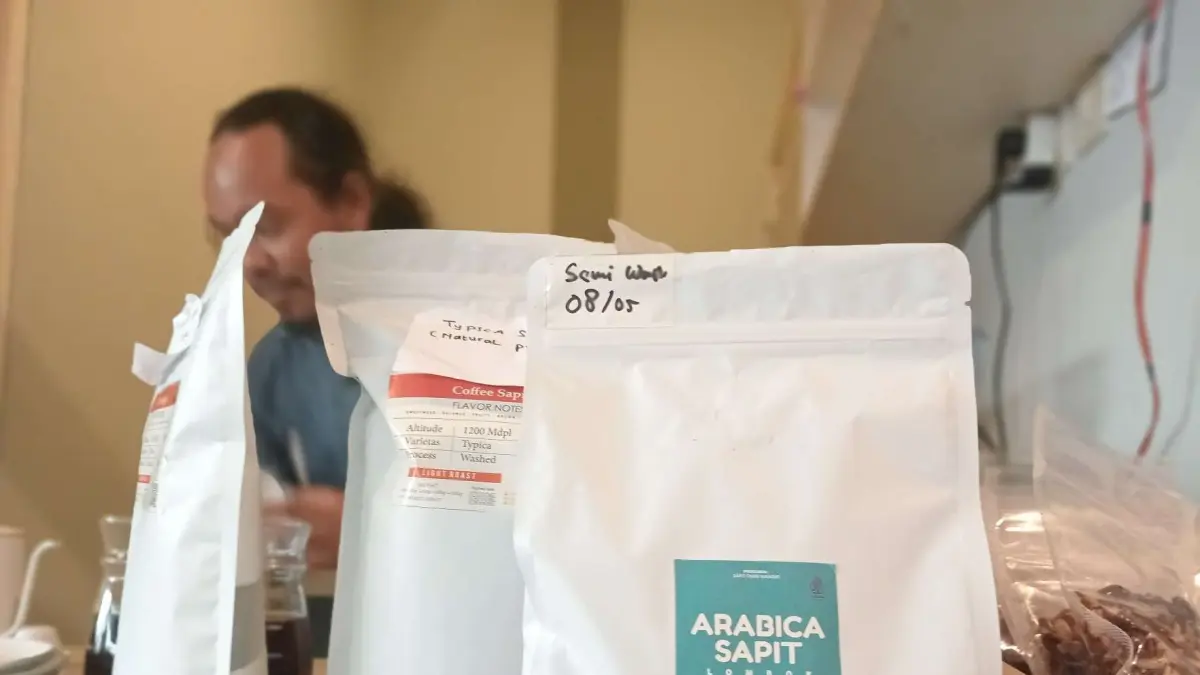 BERKUALITAS TINGGI: Bean kopi Arabika yang diproduksi oleh CV Sapit Farm Mandiri milik Agus Patrawijaya. (IST/LOMBOK POST)