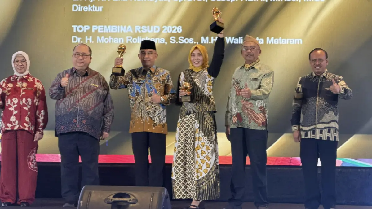 BIKIN BANGGA LAGI: Wakil Wali Kota Mataram TGH Mujiburrahman dan Direktur RSUD H. Moh Ruslan Kota Mataram dr. Eka Nurhayati, menerima penghargaan di ajang Top BUMD Award 2026 di Hotel Raffles Jakarta, Senin malam (13/4). 