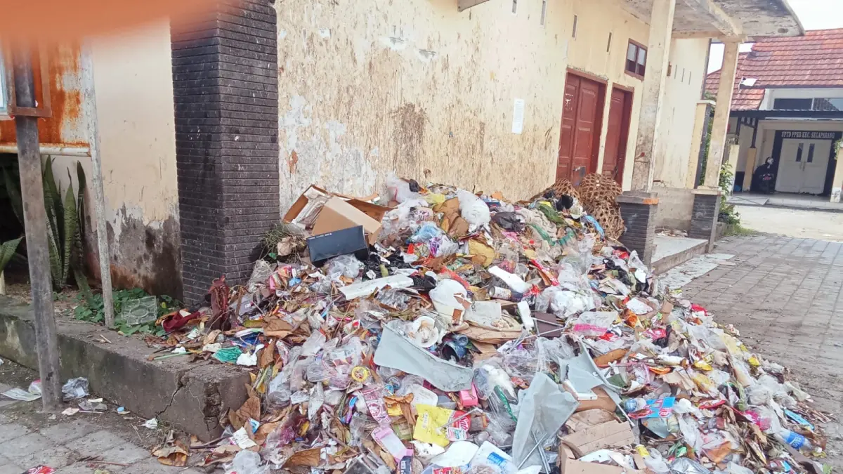 BIKIN SAKIT MATA: Tumpukan sampah di samping Kantor Lurah Monjok yang terus dikeluhkan, Selasa (14/4). 