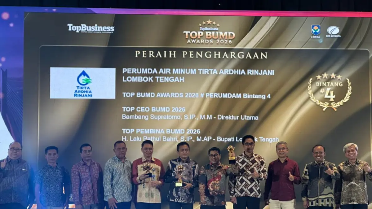 Bupati Lombok Tengah Lalu Pathul Bahri (paling tengah) dinobatkan sebagai TOP Pembina BUMD dalam ajang TOP BUMD Awards 2026 yang berlangsung di Hotel Raffles, Kuningan, Jakarta Pusat, pada Senin (13/4).
