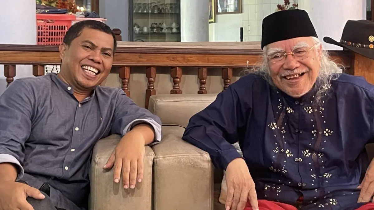 HANGAT: Ketua DPC Partai Gerindra Kota Mataram Abd Rachman bersilaturahmi ke kediaman Mantan Gubernur NTB yang juga tokoh sepuh Lalu Serinata, Senin (6/4). 