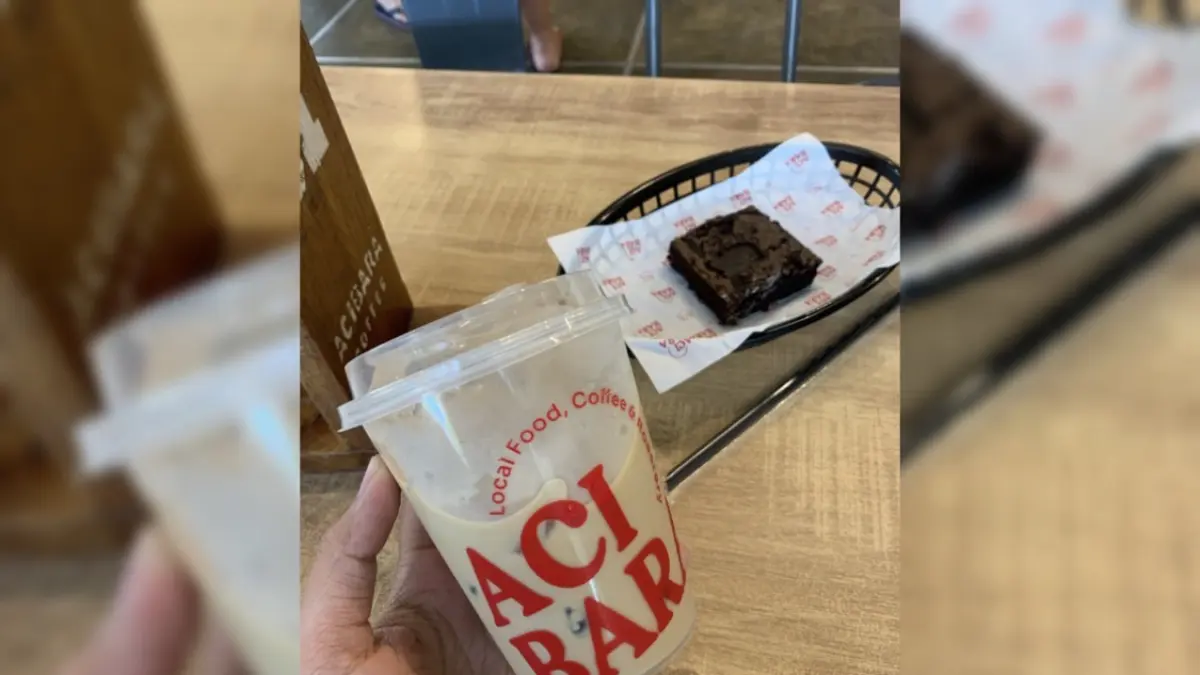 KONTEN SOSMED: Potret kopi inaq dengan brownies ala Acibara Coffee, beberapa waktu lalu. 