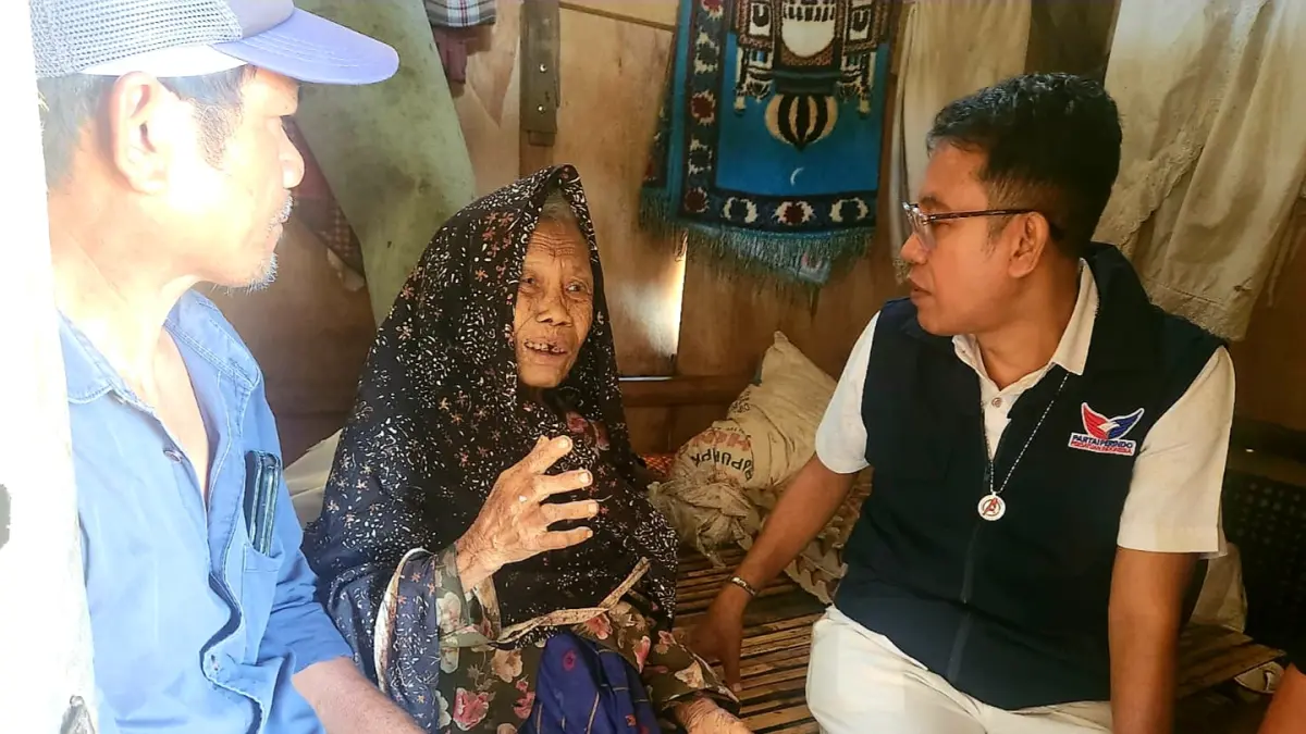 MEMPRIHATINKAN: Inaq Reme tinggal seorang diri. Namanya tak masuk DTSEN hingga sempat dianggal sudah meninggal dunia di status KTP. (TONI/LOMBOK POST)