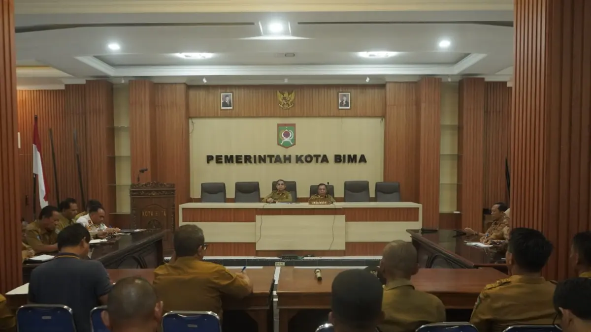 PIMPIN RAPAT: Wali Kota Bima HA Rahman H Abidin memimpin rapat dengan tim Trantibum di aula Kantor Wali Kota Bima, Selasa (14/4). (Diskominfotik Kota Bima For Lombok Post)