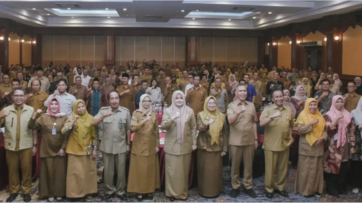 PRAMUSRENBANG: Wagub NTB Indah Dhamayanti Putri bersama sejumlah kepala OPD Pemprov NTB saat pramusrenbang di Hotel Lombok Raya Mataram, Selasa (14/4). (DISKOMINFOTIK NTB/LOMBOK POST)