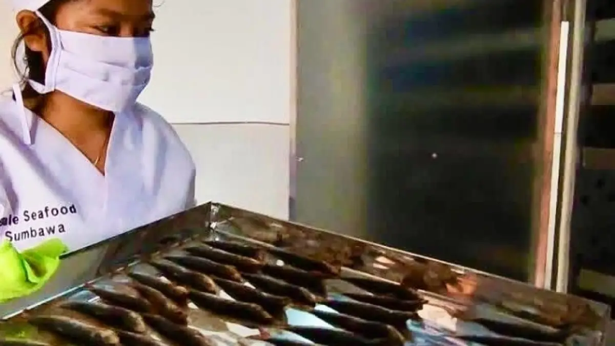 PROSES PRODUKSI: Proses produksi ikan bage di Bale Seafood Sumbawa, beberapa waktu lalu. (IST/LOMBOK POST)