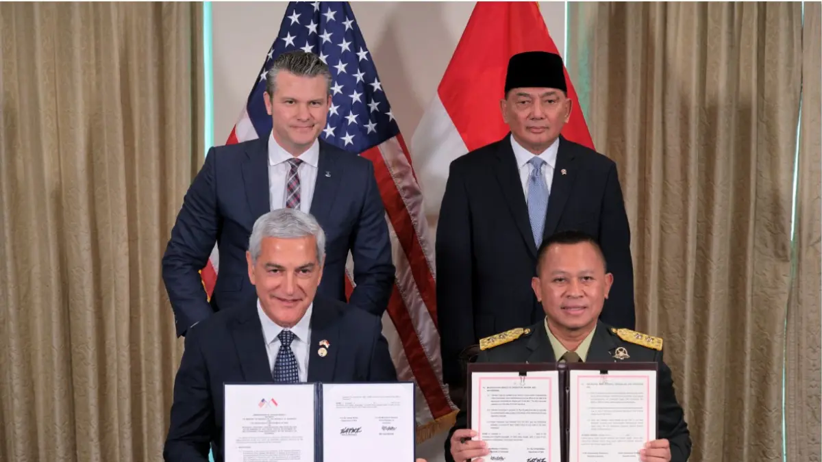 TEKEN: Menteri Perang AS Pete Hegseth (kiri) dan Menhan Indonesia Sjafrie Sjamsoeddin foto bersama Mayor Jenderal Angkatan Udara AS Kelly McKeague dan Mayor Jenderal Indonesia Agus Widodo (kanan) setelah menandatangani nota kesepahaman di Pentagon, Arlington, Virginia, AS, Senin (13/4) waktu setempat. (GETTY IMAGES VIA AFP)