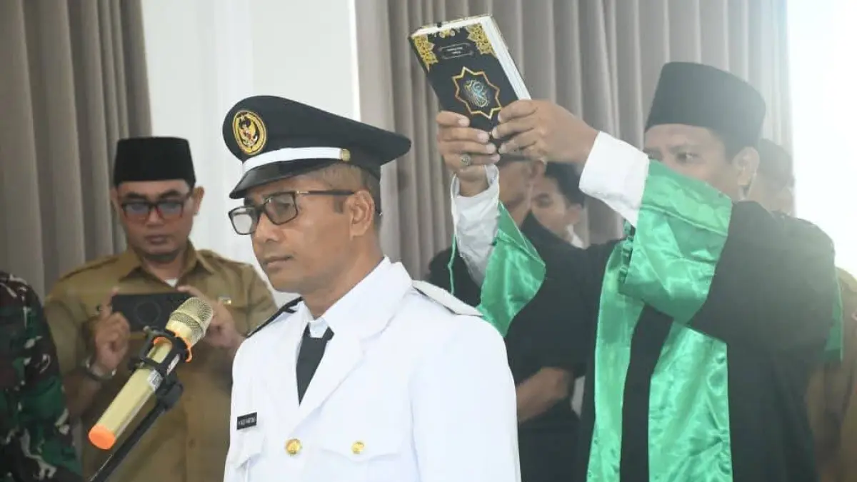 RESMI MENJABAT: Kades PAW Dangiang Budi Hartono saat dilantik Bupati Najmul Akhyar, Senin (13/4). (HABIBUL ADNAN/LOMBOK POST)