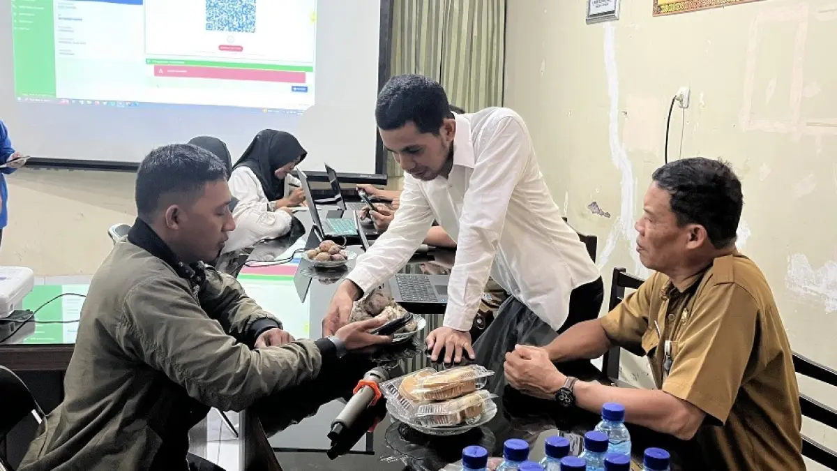 RESPONSIF: Petugas tengah melayani pendamping perlindungan sosial yang akan melakukan aktivasi IKD, Selasa (14/4). 