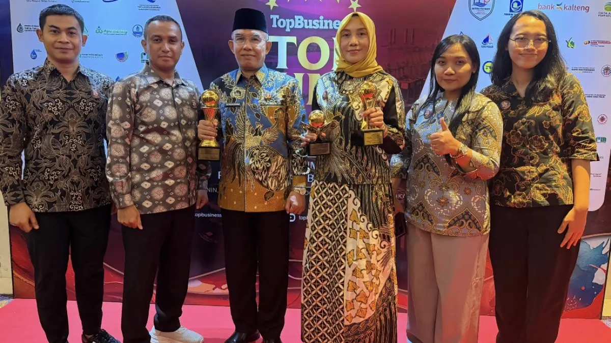 SOLID: Wakil Wali Kota TGH Mujiburrahman, Direktur RSUD H. Moh. Ruslan dr. Hj Eka Nurhayati, dan manajemen berfoto bersama.
