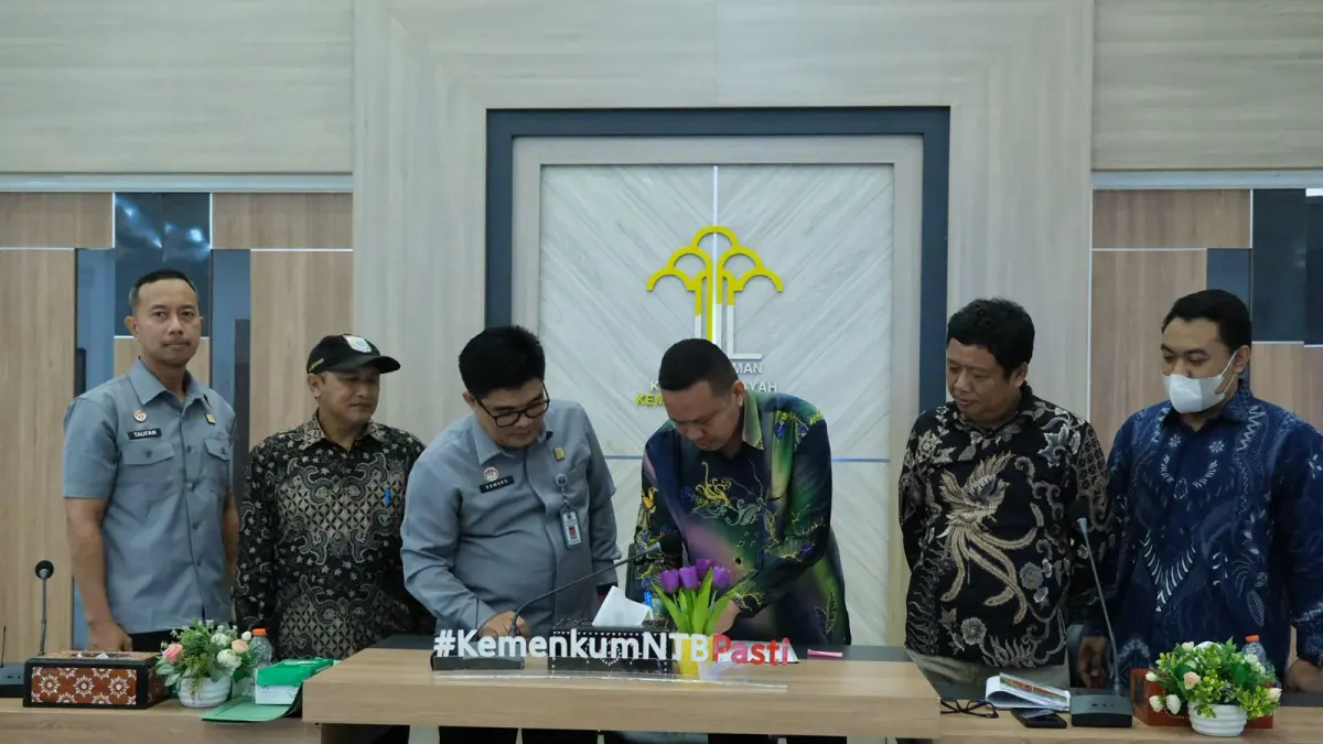 Suasana penandatanganan MoU harmonisasi Raperbup Sumbawa Barat di Kanwil Kemenkum NTB, membahas beasiswa taruna transportasi darat guna cetak SDM unggul.