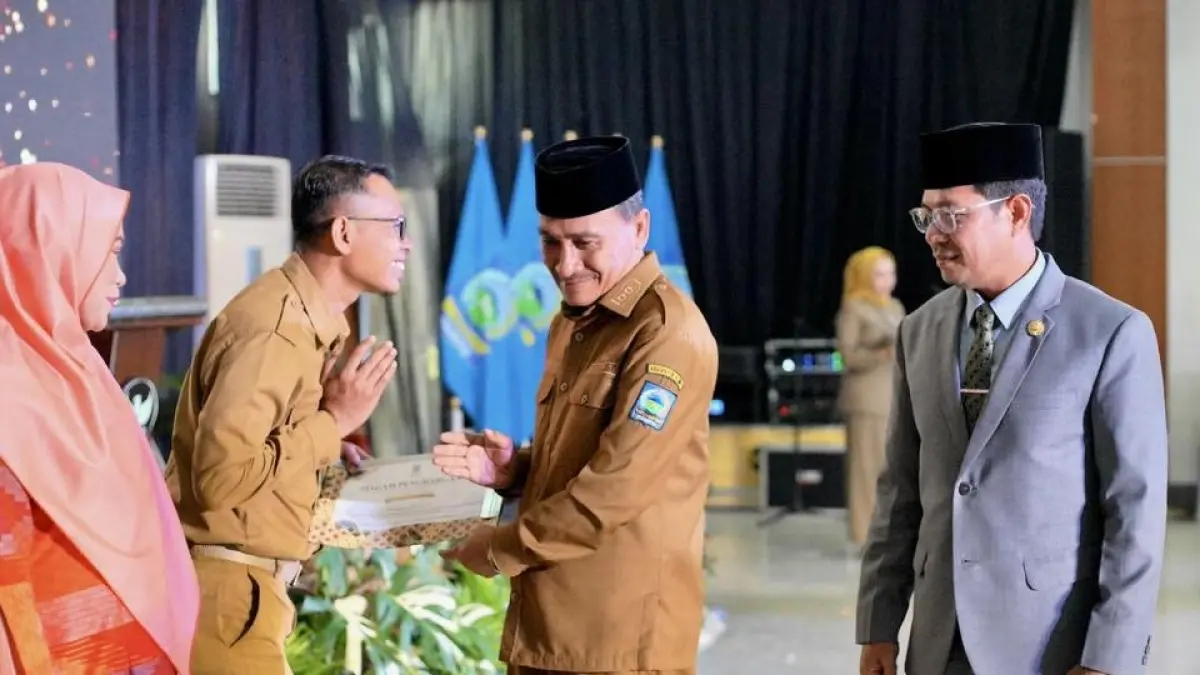 TAMPIL BERSAMA: Bupati Dompu Bambang Firdaus dan Wabup Syirajuddin saat menghadiri Musrenbang di Pendopo Bupati Dompu, Senin (13/4). (Prokopim Setda Dompu Lombok Post)