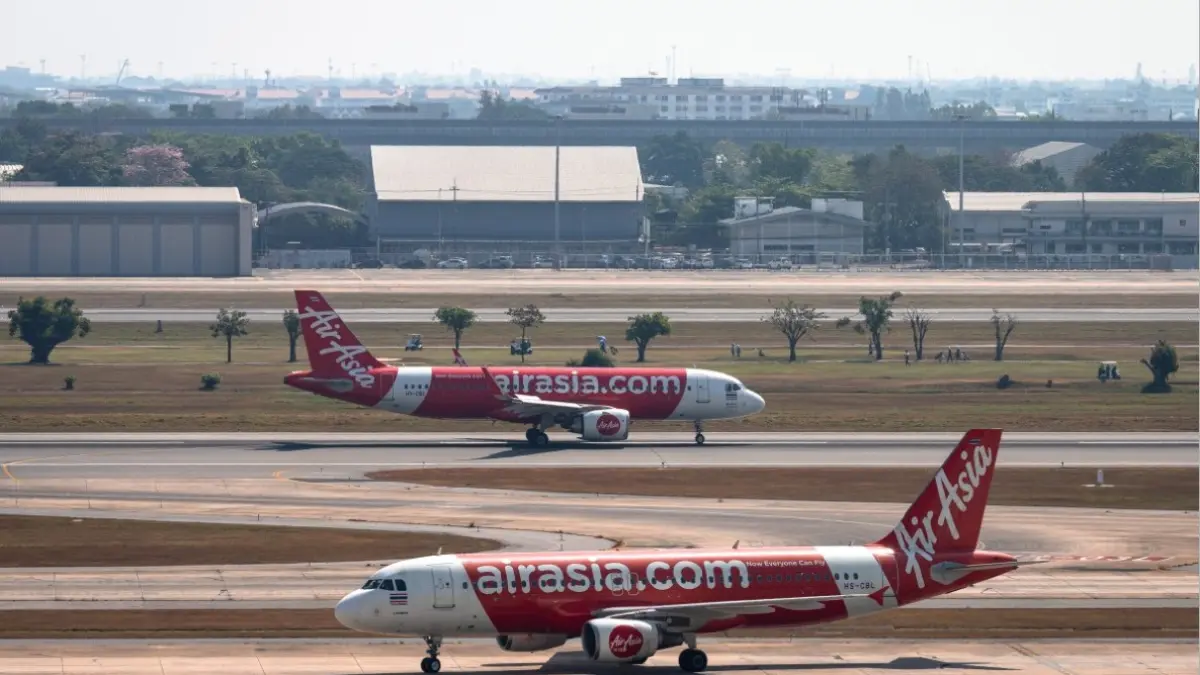 TERDAMPAK KRISIS ENERGI: Pesawat Air Asia terparkir di Bandara Internasional Don Mueang, Bangkok, Thailand. (CHANAKARN LAOSARAKHAM/AFP)