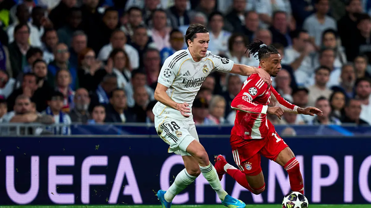 TIDAK DIJUAL: Bayern Munchen tegaskan "NO CHANCE" bagi Real Madrid untuk rekrut Michael Olise. Winger muda ini dipastikan bertahan untuk proyek. (Photo by Diego Souto/Getty Images)