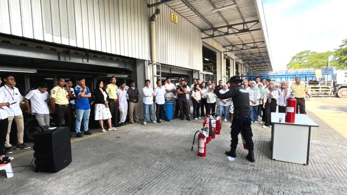  Astra Motor NTB bekerja sama dengan dinas terkait menggelar kegiatan penyuluhan dan sosialisasi penanggulangan kebakaran di kawasan perkantoran. 