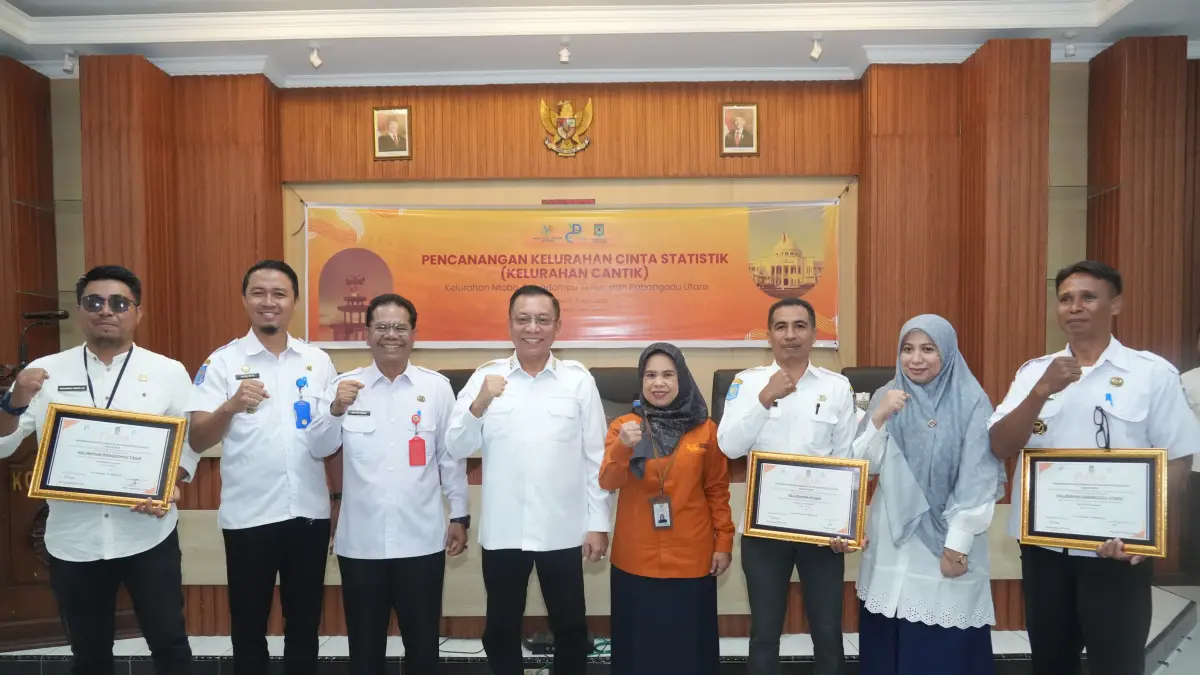 BUDAYA SADAR DATA: Wali Kota Bima HA Rahman H Abidin (empat kanan) berfoto bersama dengan jajaran BPS. (Diskominfotik Kota Bima For Lombok Post)
