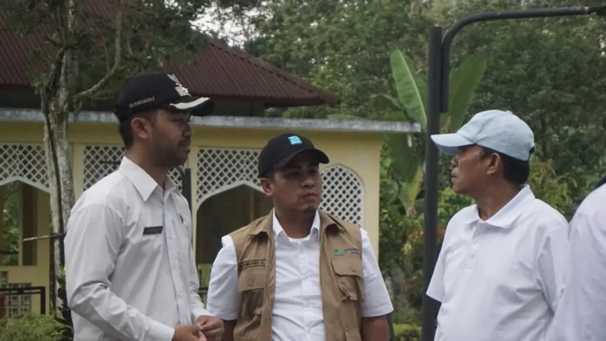 Bupati Loteng Lalu Pathul Bahri (kanan) meninjau lokasi Danau Biru di Desa Karang Sidemen, BKU, Rabu (14/4). Guna memastikan pembangunan SPAM Cerorong Danau Biru yang akan dibangun pemerintah pusat. (Prokopim/Lombok Post) 

