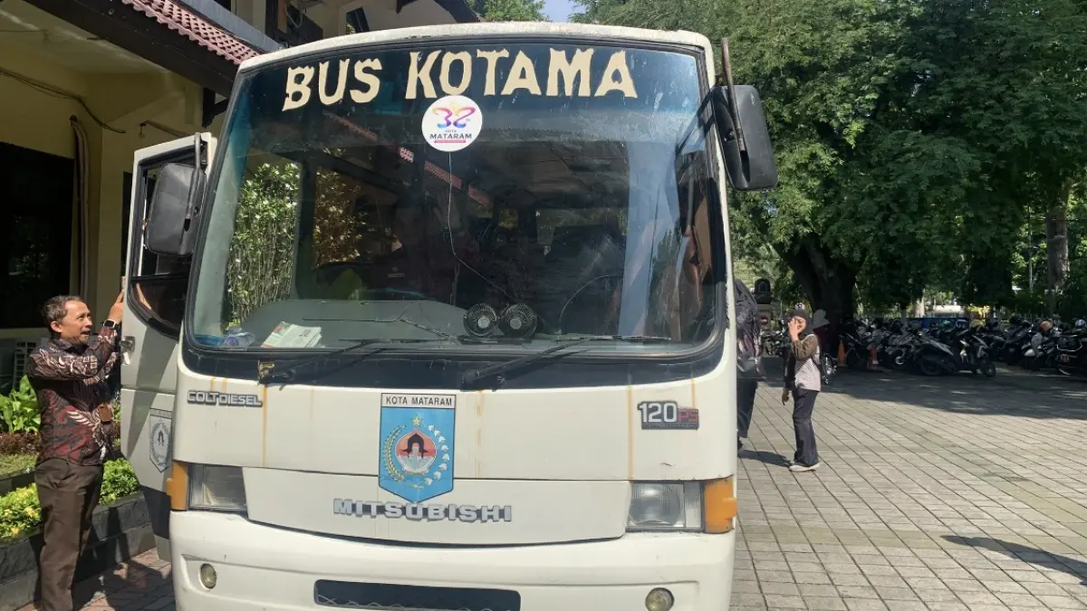 BUS KOTA: Bus yang digunakan pejabat Pemkot Mataram saat efisiensi anggaran. (CHIA/LOMBOK POST)