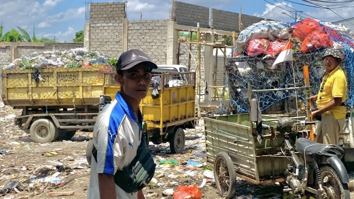 DIANGKUT: Para petugas kebersihan saat mengangkut sampah ke TPS menggunakan roda tiga, beberapa waktu lalu. (CHIA/LOMBOK POST)

