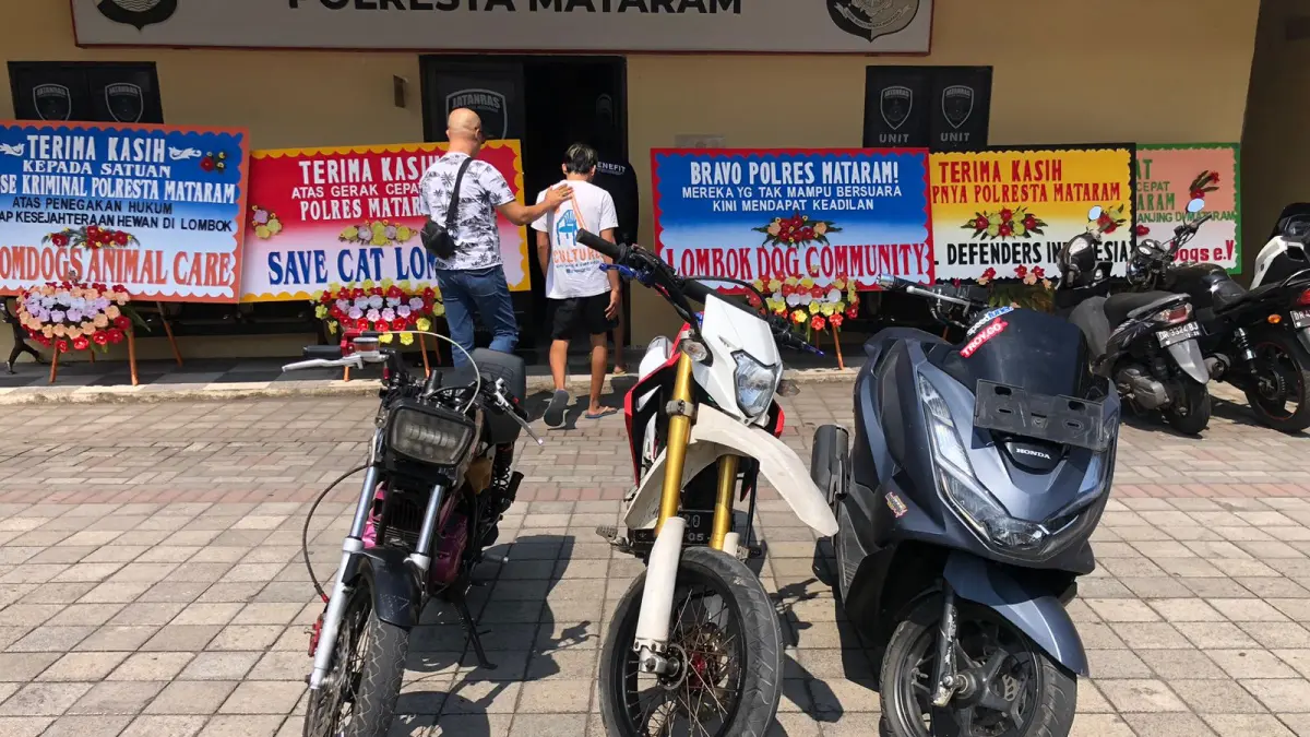 DITANGKAP: Pelaku Curanmor S dan PA digiring ke ruang Reskrim Polresta Mataram, Rabu (15/4). (HARLI/LOMBOK POST)