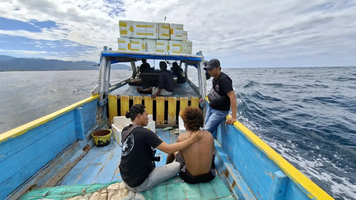 INI PELAKUNYA: Anggota Polsek Sape mengamankan pelaku JK saat mencari ikan di Perairan Langgudu, Selasa (14/4). (Dok Polsek Sape)
