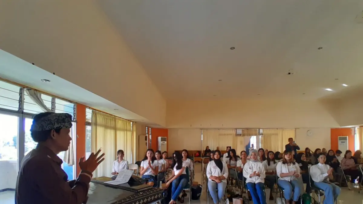 Kabid Pembinaan dan Pengembangan Kepemudaan H. Tarmidzi memberikan arahan sebelum proses audisi. (DOK DISPORA)