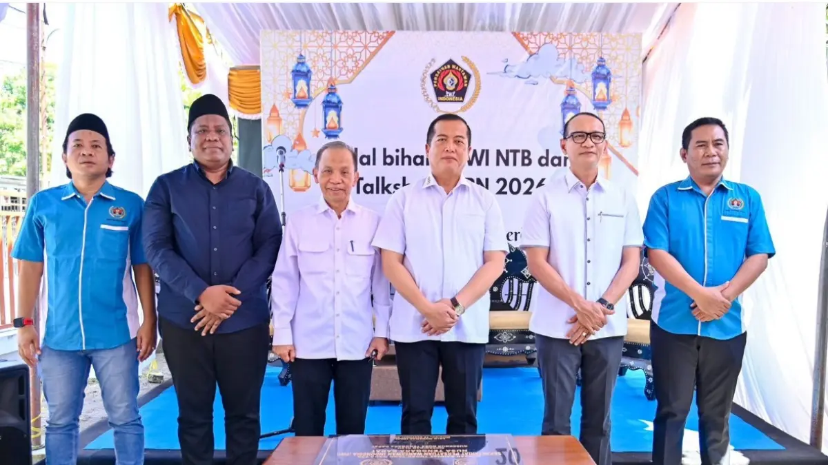 KEBERSAMAAN: Gubernur NTB L Muhamad Iqbal bersama Wali Kota Mataram Mohan Roliskana dan Ketua PWI NTB Ahmad Ikliluddin saat kegiatan HPN dan halalbihalal PWI NTB di Sekretariat PWI NTB, Mataram, Rabu (15/4). (DISKOMINFOTIK NTB/LOMBOK POST)