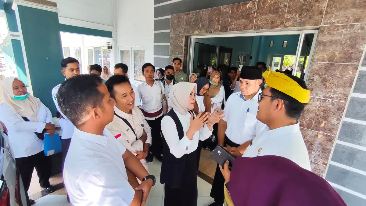 Ketua Forum Nakes Lombok Tengah Sumarni (tengah) sampaikan keluhan soal honor yang tercantum dapal surat kontrak nakes PPPK PW kepada Kepala Dinas Kesehatan Lombok Tengah dr Mamang Bagiansah di kantor setempat, Rabu (15/4). (Dewi/Lombok Post) 

