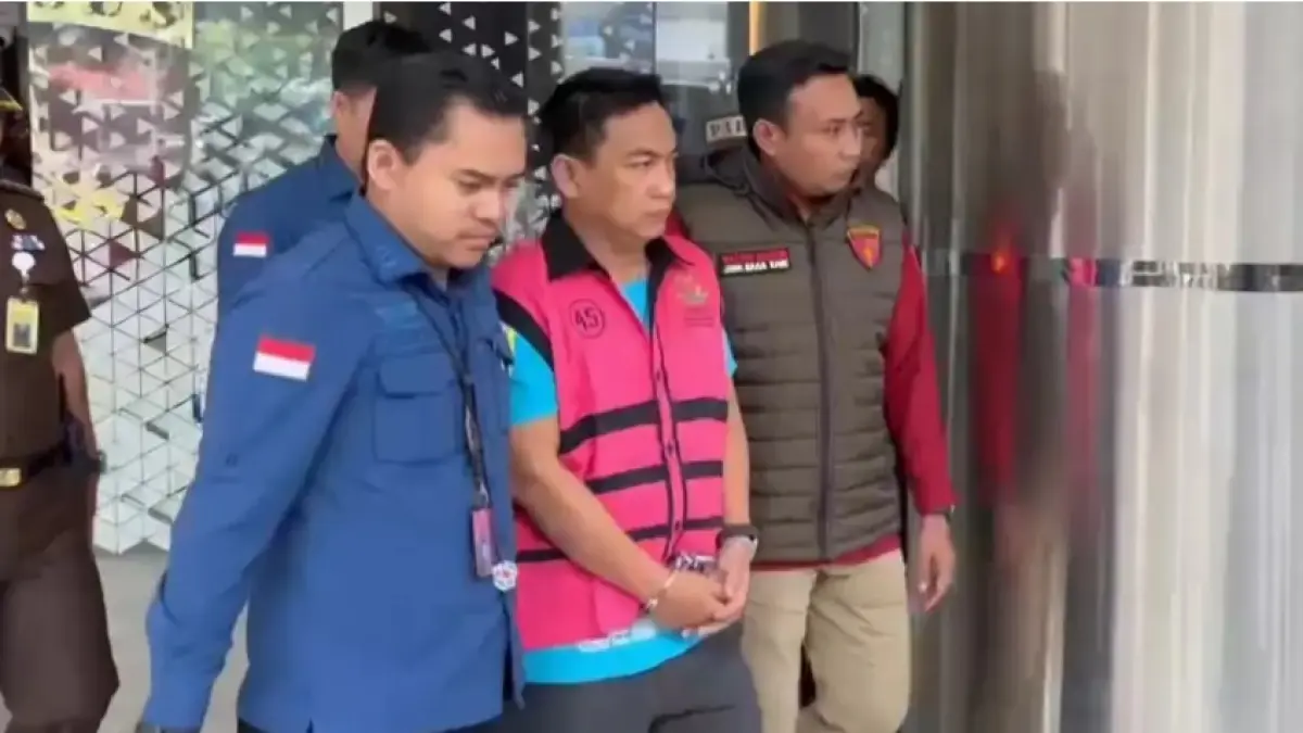 Ketua Ombudsman RI Hery Susanto digiring ke rumah tahanan, usai diamankan tim penyidika JAMPidsus Kejagung, Kamis (16/4). (Jawa Pos)