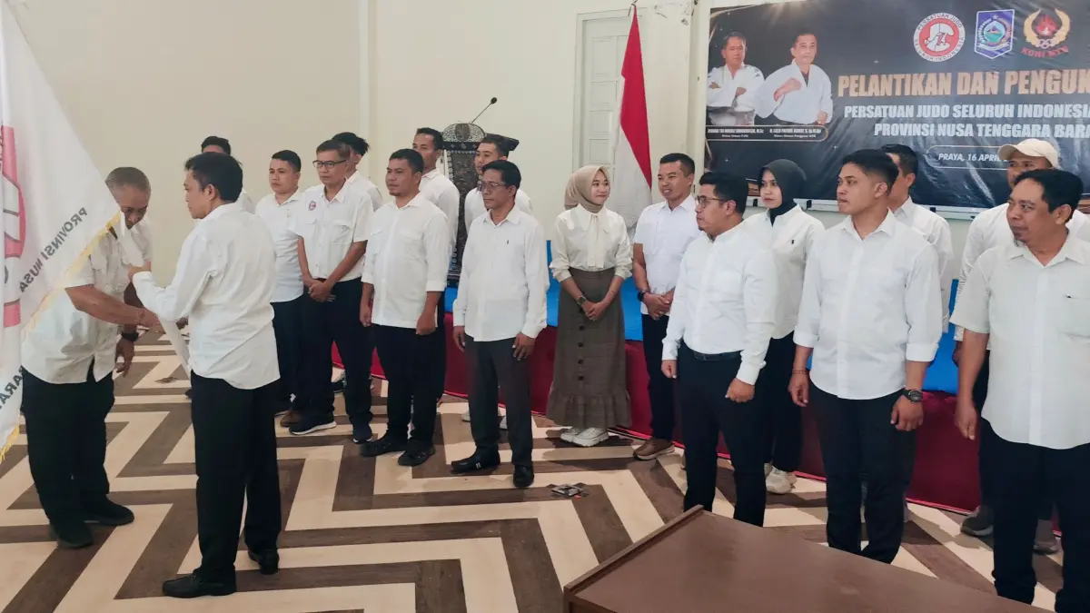 Ketua Pengprov PJSI NTB Lalu Pathul Bahri menerima bendera pataka yang diberikan PB PJSI Indonesia  saat pelantikan pengurus PJSI periode 2025-2030 di Pendopo Bupati, Praya, Kamis (16/4). (DEWI/LOMBOK POST)

