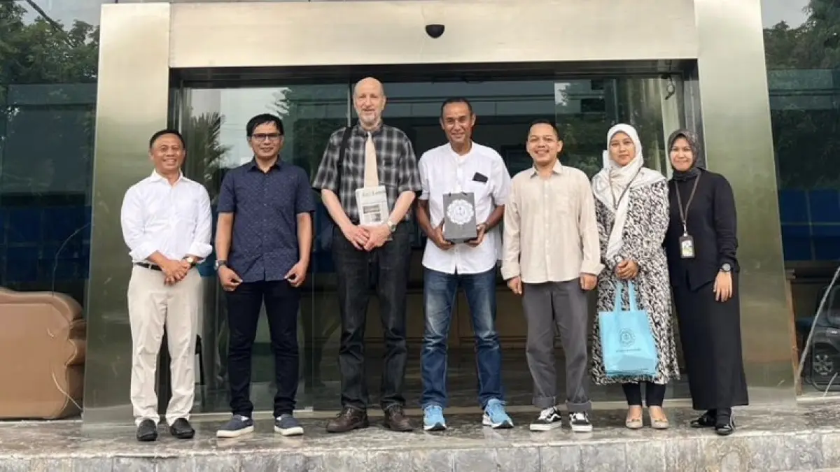 KOLABORASI : Jajaran Stikes Mataram dan Lombok Post berfoto bersama usai kunjungan. (GALIH/LOMBOK POST)