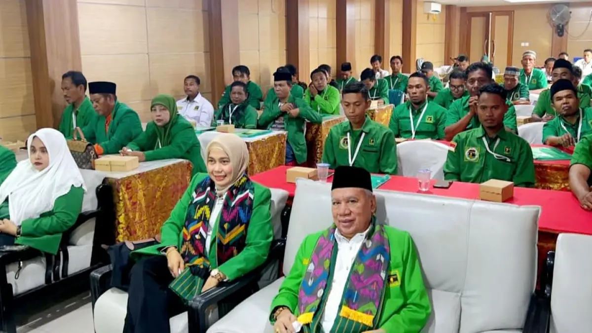 PARTAI KAKBAH: Ketua DPW PPP NTB H Muzihir dan Sekretaris Sitti Ari hadir dalam Muscab DPC PPP Kabupaten Bima, Rabu (15/4). Daerah ini menjadi DPC ketiga yang menggelar muscab. (DPW PPP NTB UNTUK LOMBOK POST)