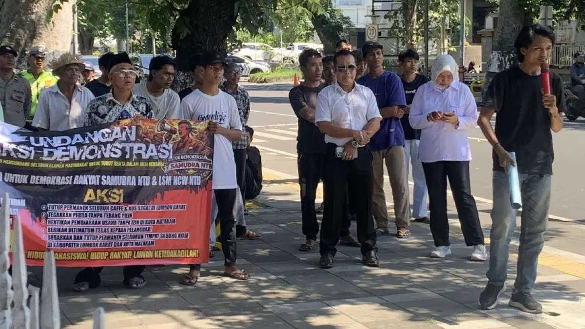 PENEGAKAN PERDA: Sejumlah massa menggelar aksi depan Kantor Wali Kota Mataram terkait kafe ilegal di Kota Mataram. (CHIA/LOMBOK POST)
