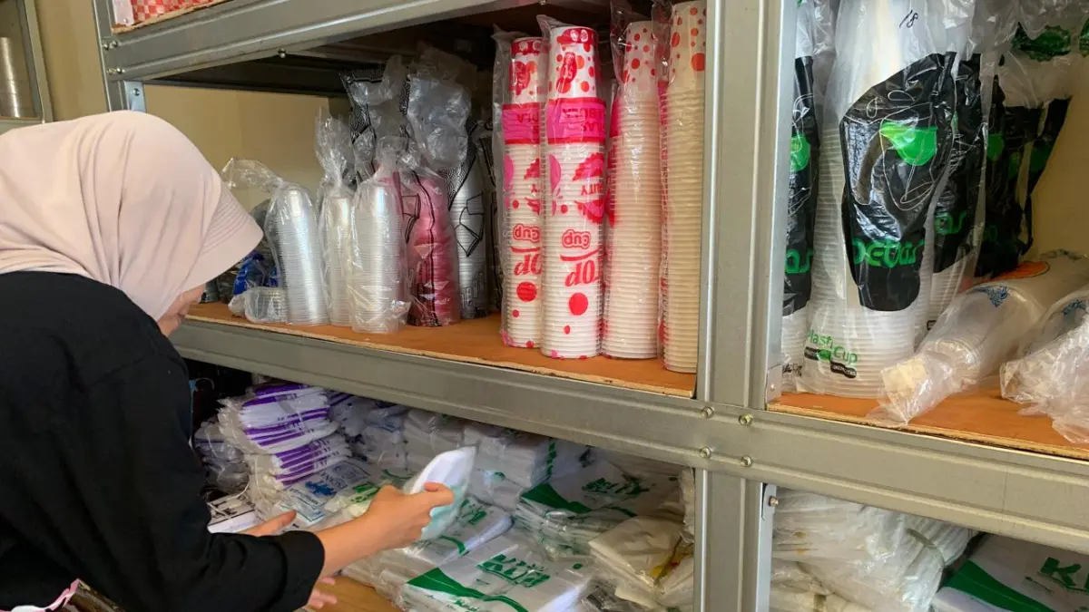 POTENSI PICU INFLASI: Warga yang tengah membeli kemasan plastik di salah satu toko di Mataram. (CHIA/LOMBOK POST)