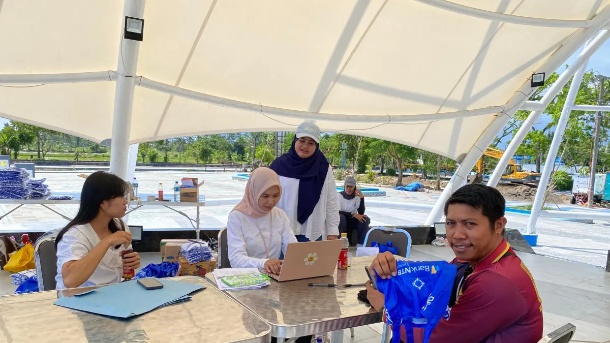 Salah satu peserta menunjukkan racepack usai melakukan registrasi ulang di panggung Alun-alun Giri Menang Park, Rabu (15/4). (TONI/LOMBOK POST)
