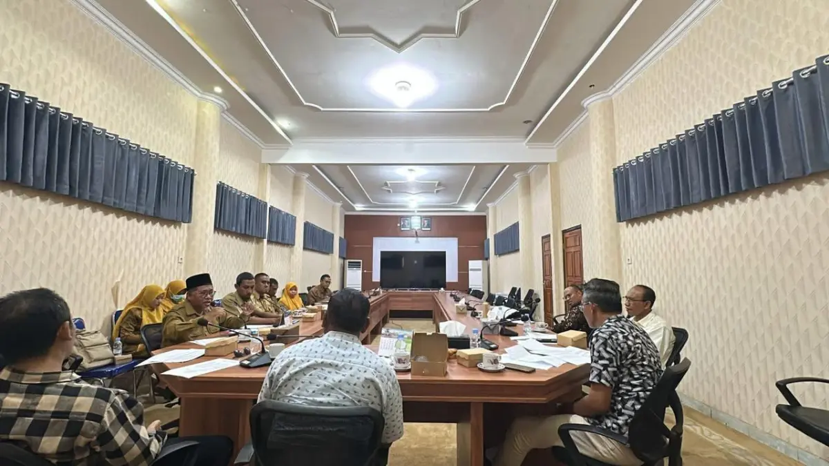SERAP ASPIRASI: Komisi II DPRD KSB saat melaksanakan RDP dengan Dinas Pemberdayaan Masyarakat dan Desa, Selasa (14/4). (IST/LOMBOK POST)