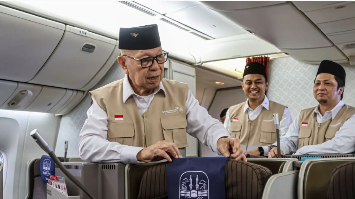 SIAP TERBANG: Dirut Garuda Indonesia Glenny Kairupan (kiri) mengecek kesiapan pesawat Garuda Indonesia di GMF AeorAsia, Bandara Soekarno-Hatta, Rabu (15/4). Tahun ini, Garuda Indonesia menyiapkan 15 pesawat untuk penerbangan haji. (HANUNG HAMBARA/JAWA POS)