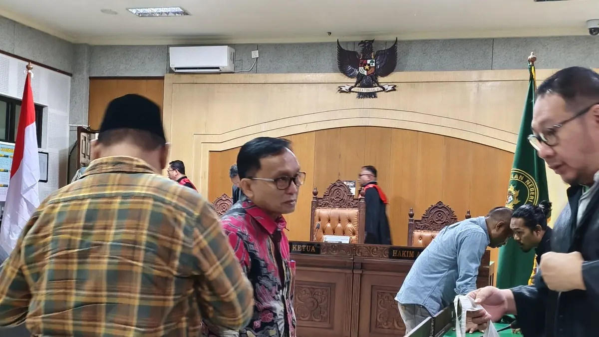 SIDANG PERDANA: Para terdakwa berkoordinasi dengan penasihat hukumnya usai menjalani sidang di Pengadilan Tipikor Mataram, Rabu (15/4). (HARLI/LOMBOK POST)