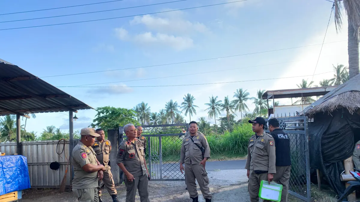 SITA ELPIJI: Satgas Elpiji Lombok Timur (Lotim) bersama Satpol-PP Lotim saat menyita tabung gas elpiji 3 kilogram yang ditemukan di sejumlah kandang ayam. (SATGAS ELPIJI LOTIM UNTUK LOMBOK POST)