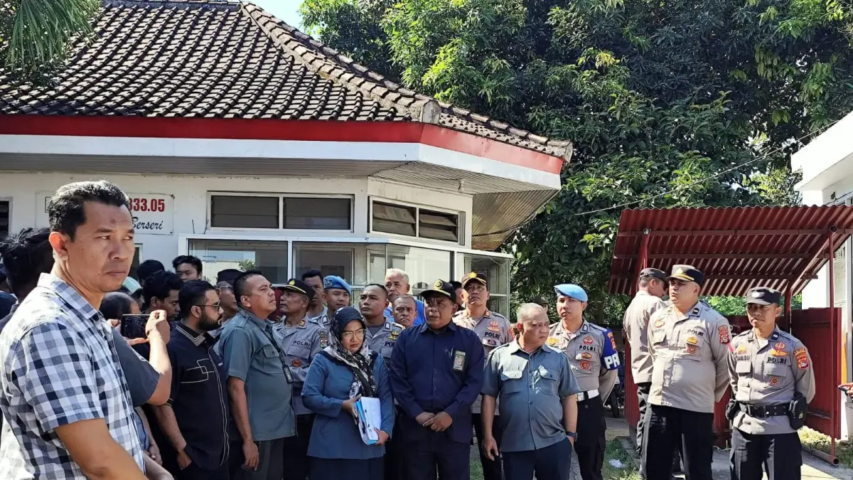 Suasana pelaksanaan eksekusi SPBU di Lombok Utara oleh PN Mataram, Rabu (15/4). (HABIBUL/LOMBOK POST)
