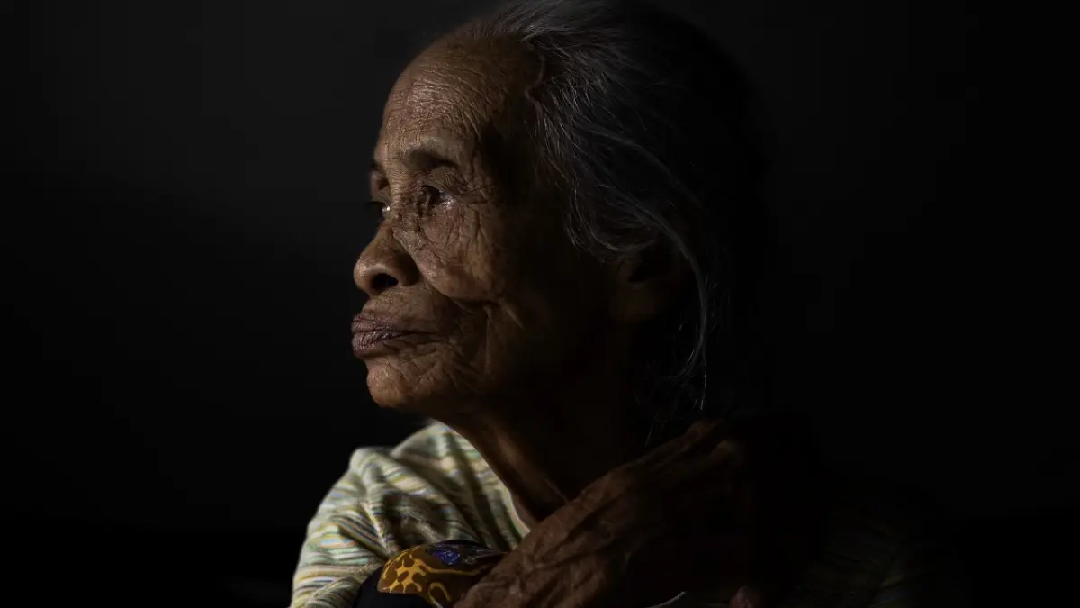 USIA SENJA: Seorang lansia tengah termenung di usianya yang semakin menua. 